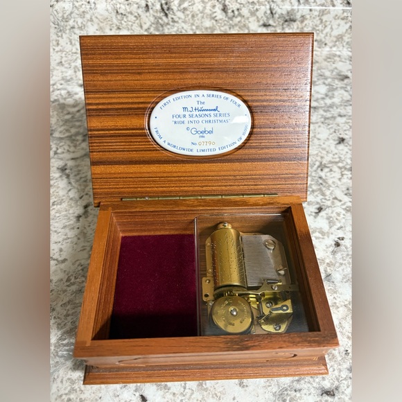 1986 Goebel Hummel First Edition Ride into Christmas Music Box - New in Box - Picture 4 of 11